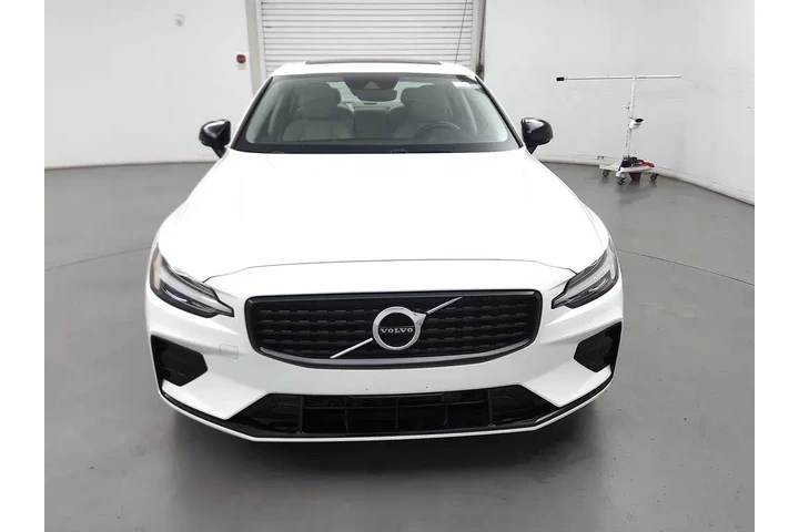 $26998 : Volvo S60 2022 AWD B5 Moment image 2
