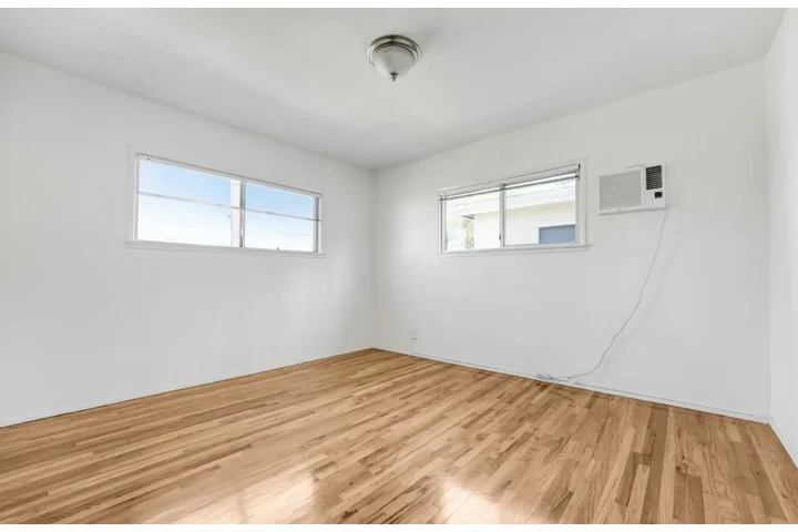 $2000 : 2 bed 2bath Apt in W Pico Blvd image 7