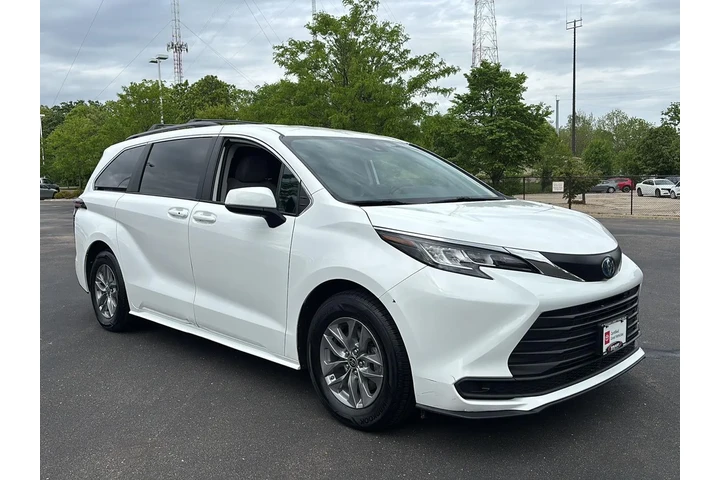 $37788 : Gold Certified 2022 Sienna LE image 8