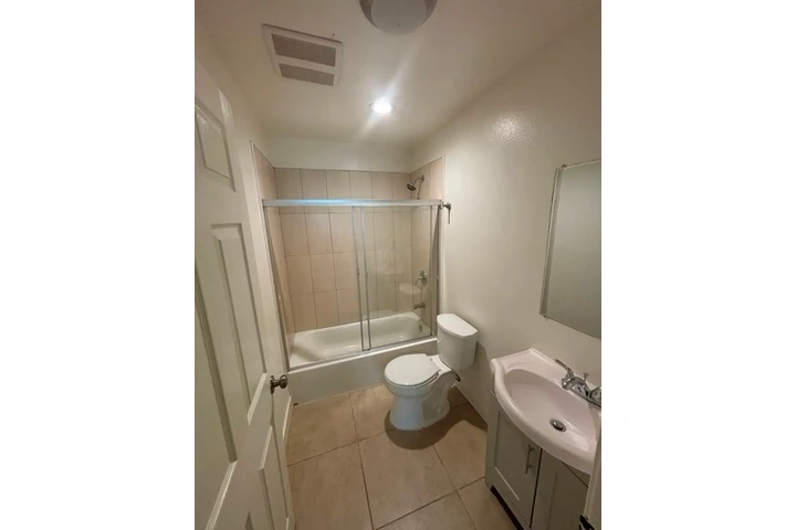 $2300 : 3 Bedroom 2bath in South Gate image 9