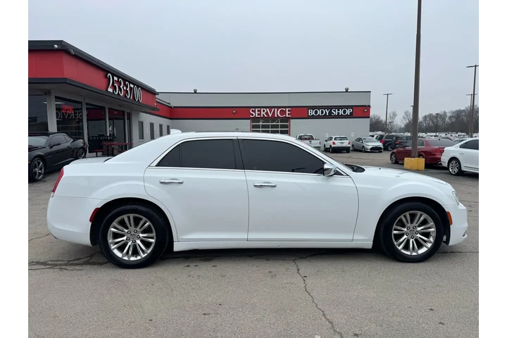 $8980 : 2016 300 4dr Sdn 300C RWD image 1