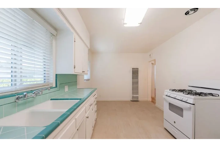 $1900 : 2 Bed 1Bath Apt in Westmont image 5