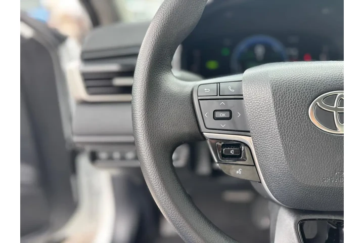 2025 Camry LE image 9