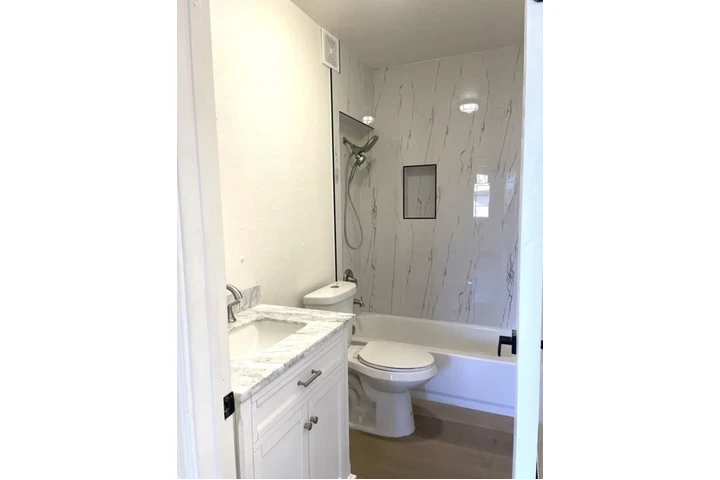 $1550 : 1 Bed 1 Bath Apartment Lynwood image 9