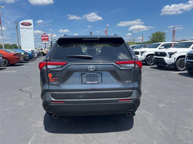 $28490 : PRE-OWNED 2021 TOYOTA RAV4 XLE image 6