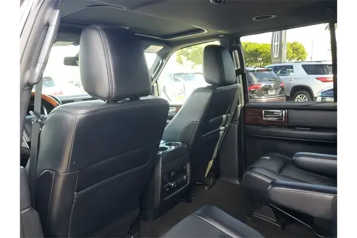 $18990 : Lincoln Navigator 2017 4x2 S image 10