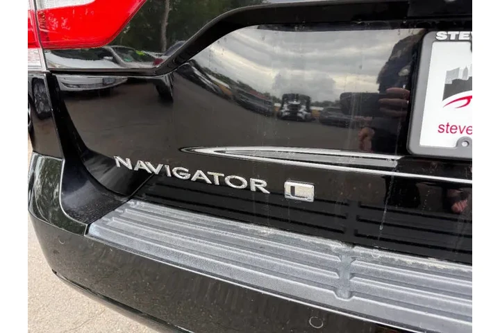 $14988 : 2016 Navigator L Select image 10