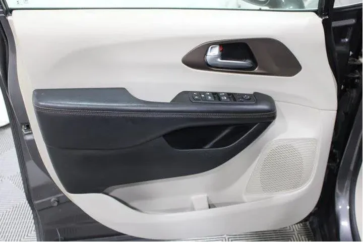 $13982 : Chrysler Pacifica 2017 Touri image 6