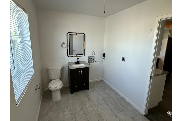 $1000 : 2Bed 1.5Bath Single Home image 1