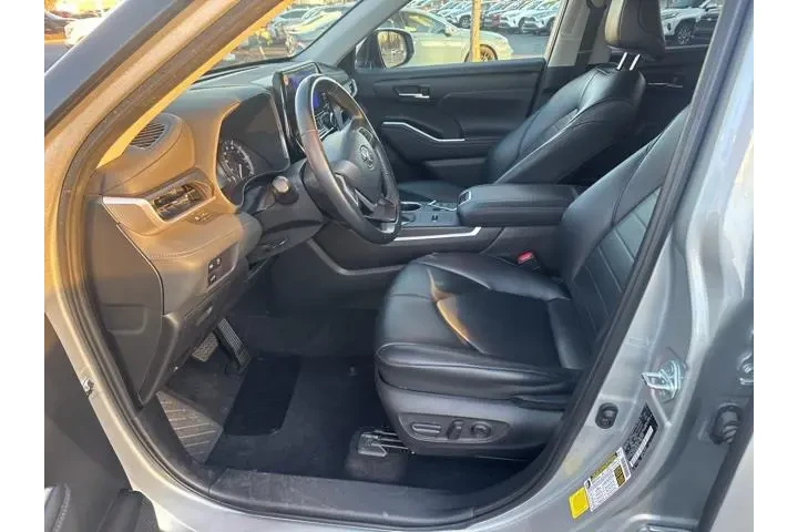 $37911 : Toyota Highlander 2024 XLE 4 image 3