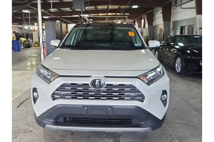 $26490 : Toyota RAV4 2019 AWD Limited image 2