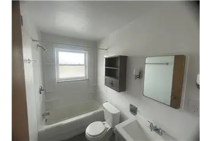 $650 : Rental property with 1 bedro image 6