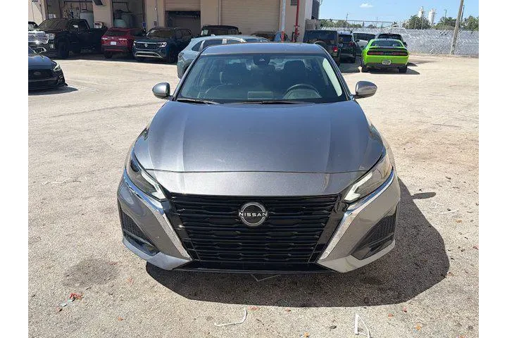 $14423 : Nissan Altima 2023 2.5 SV 4d image 2