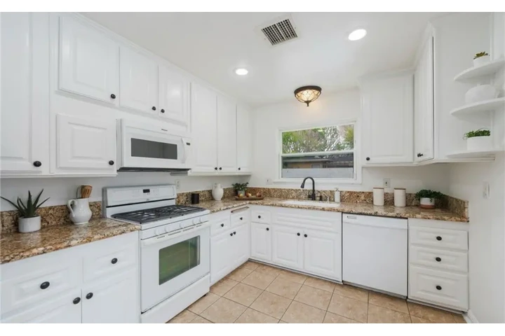 $2185 : 2 Bed 1Bath in Los Angeles image 3