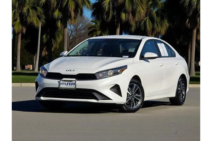 $17900 : Kia Forte 2023 LXS 4dr Sedan image 2