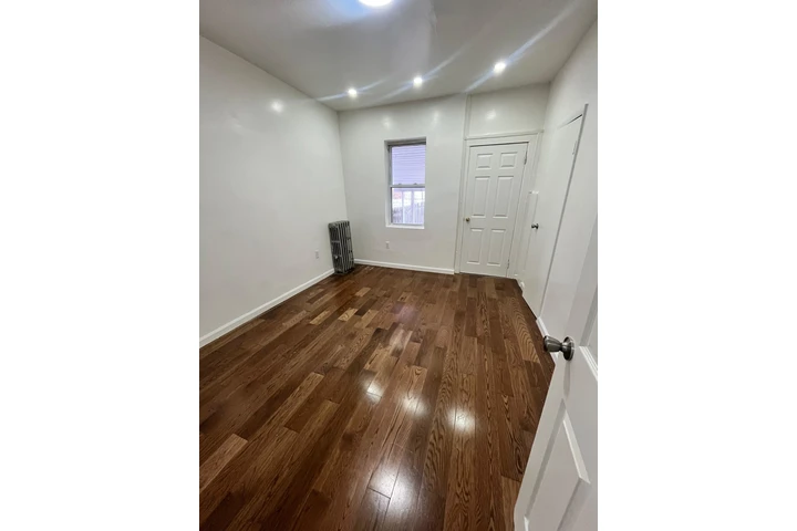 $2500 : 2 CUARTOS Y 1 BAÑO/ OZONE PARK image 3