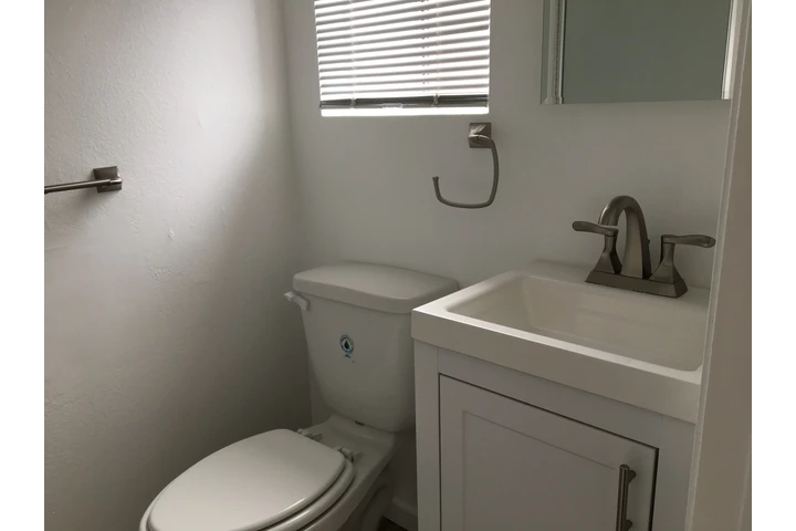$1345 : SINGLE  FULLY RENOVATED APT image 5