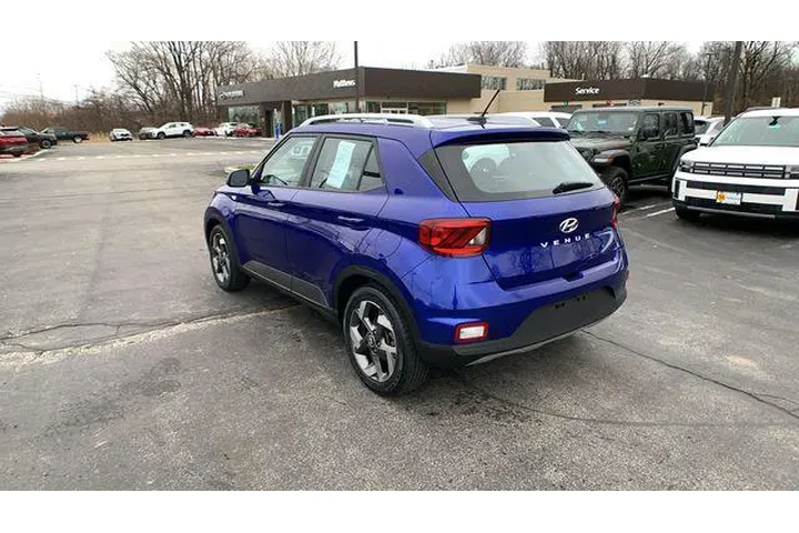 $18990 : Hyundai VENUE 2023 SEL 4dr C image 3