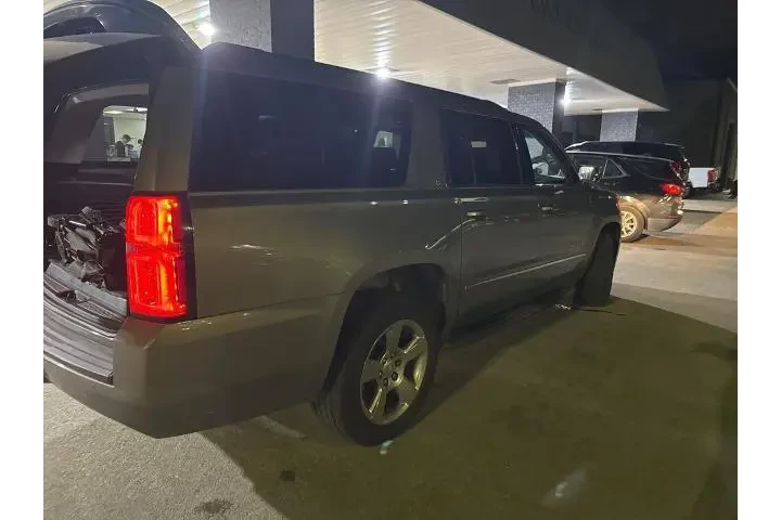 Chevrolet Suburban 2017 4x2 image 4