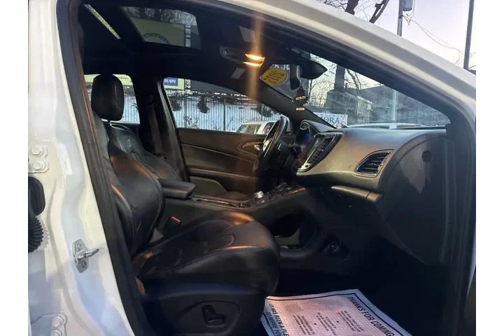 $5999 : 2015 200 S image 9