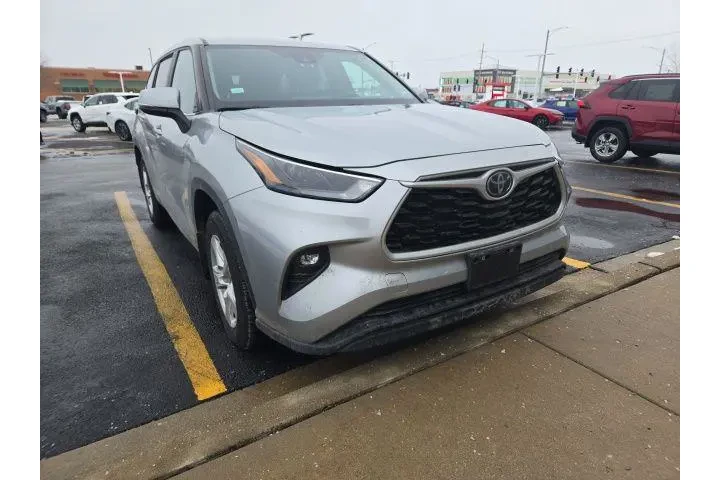 $28491 : Toyota Highlander 2023 LE 4d image 1