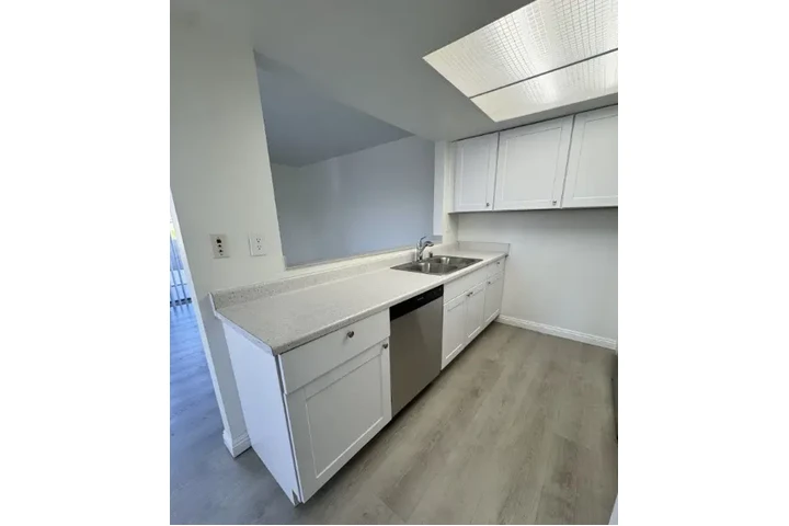 $2599 : FULLERTON- APTS. DE 2 RECS. image 2