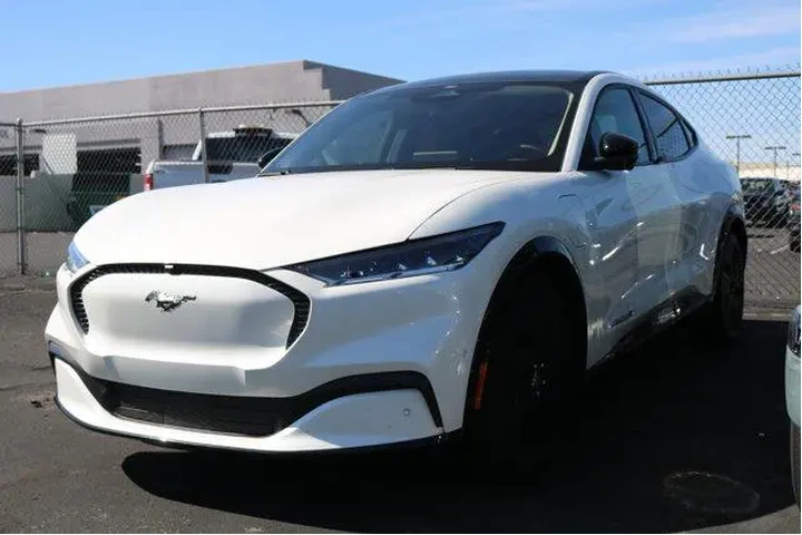 $32951 : Ford Mustang Mach-E 2023 AWD image 2