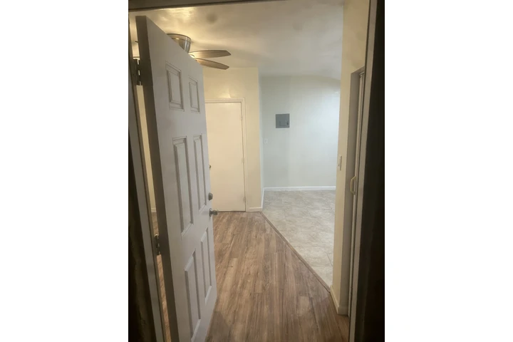 $1300 : Studio Apartment image 7