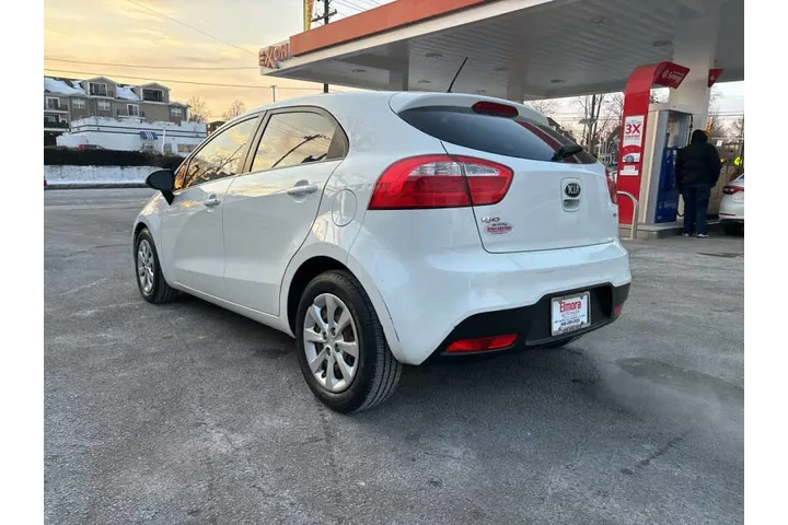 2013 Rio 5-Door LX image 5