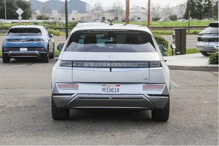 $29991 : Hyundai IONIQ 5 2023 AWD Lim image 3