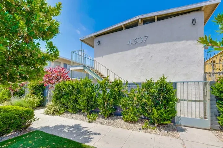 $1300 : Charming Courtyard Apartments image 9