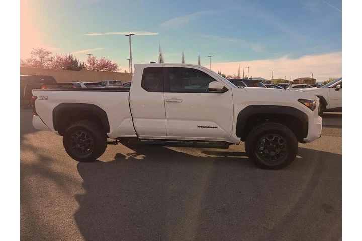 $37998 : Toyota Tacoma 2025 4x2 TRD P image 4