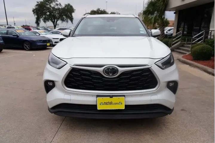 $33288 : Toyota Highlander 2023 LE 4d image 2