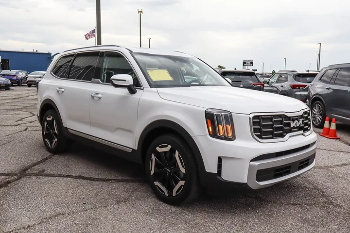 $35587 : 2025 Telluride S FWD image 3