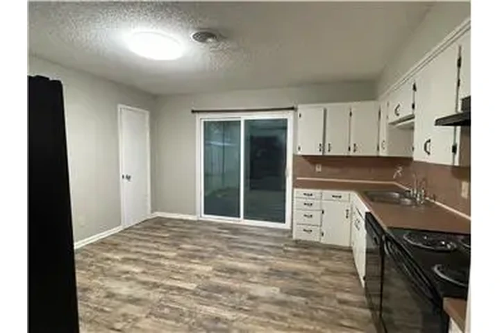 $1100 : Rental property with 3 bedro image 10