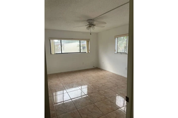 $900 : Rento cuarto dama image 1