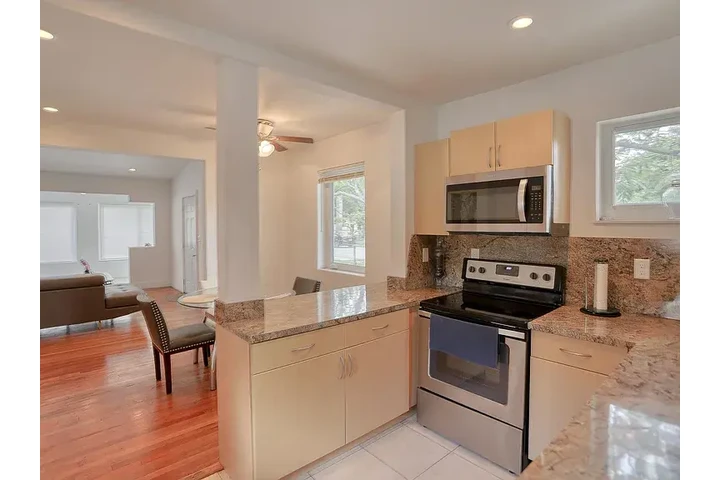 $1645 : North Miami 3 Bed & 2 Bath image 4