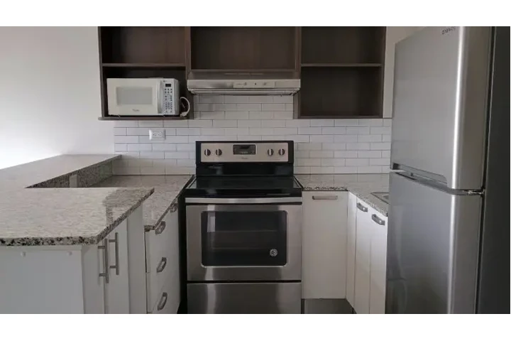 $150000 : Venta de Apartamento zona 10 image 3