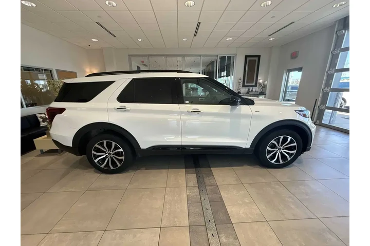 $31593 : Ford Explorer 2022 AWD ST-Li image 2