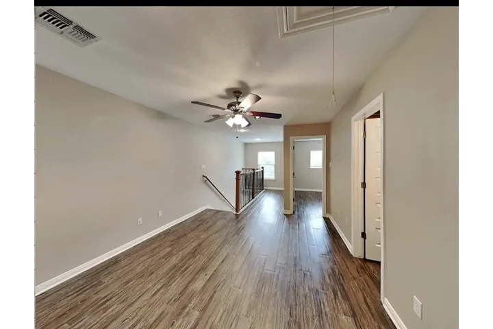 $1045 : 3Bed/2bath image 9