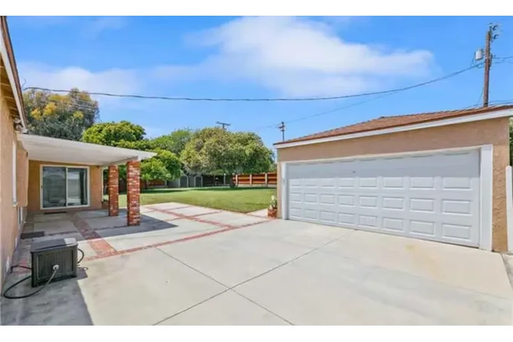 $2430 : Beautiful House in  West Adams image 8