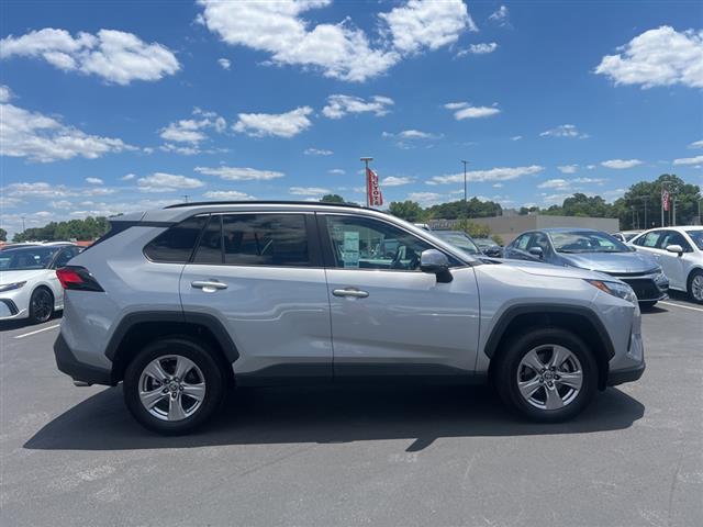 $25890 : PRE-OWNED 2022 TOYOTA RAV4 XLE image 8