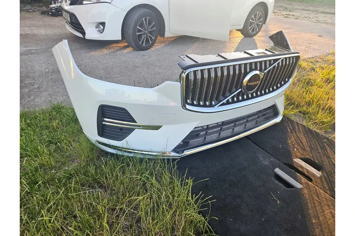 $1500 : BUMPER FRONT VOLVO XC60 II image 2