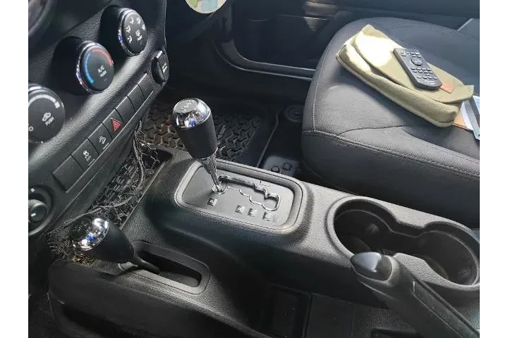 $16830 : Jeep Wrangler Unlimited 2015 image 10