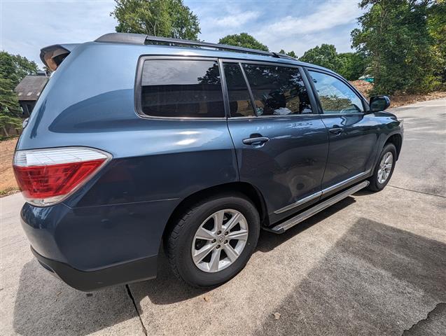 $8500 : 2012 Toyota highlander SUV image 3