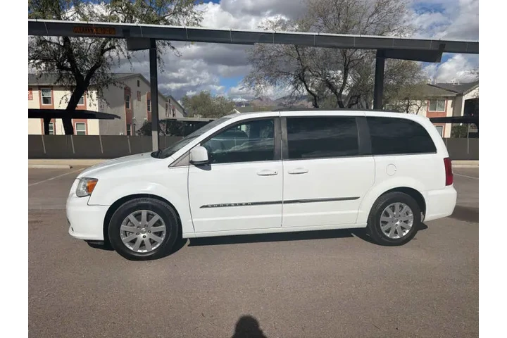 $7995 : 2016 Town and Country Touring image 5