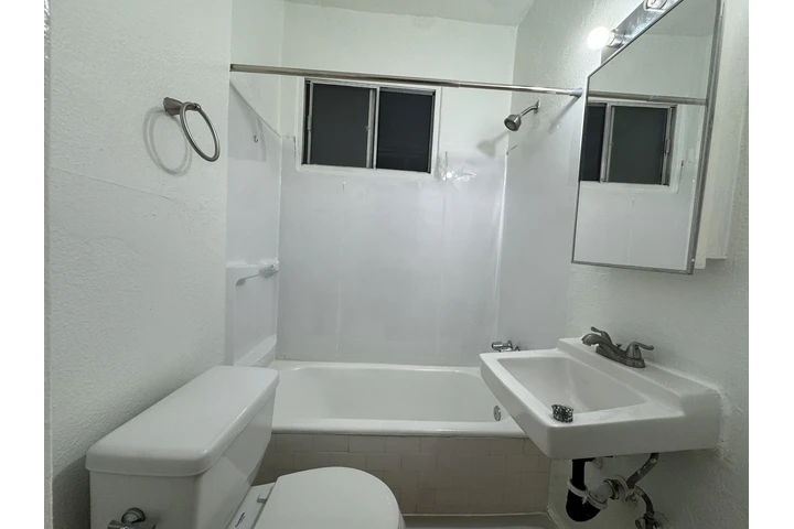 $1400 : 920 Hobart Single NOparking image 7