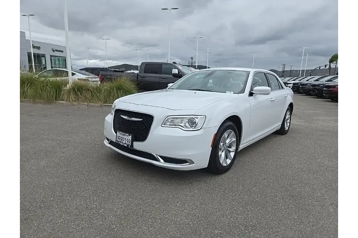 $28998 : Chrysler 300 2023 Touring 4d image 4