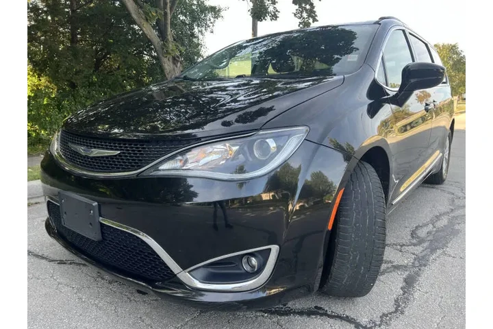 $12495 : 2017 Pacifica Touring-L image 5