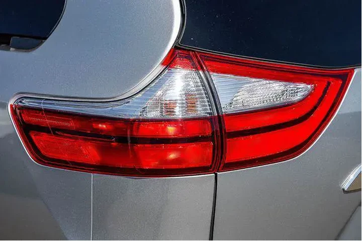 $28992 : Toyota Sienna 2019 AWD XLE 7 image 10